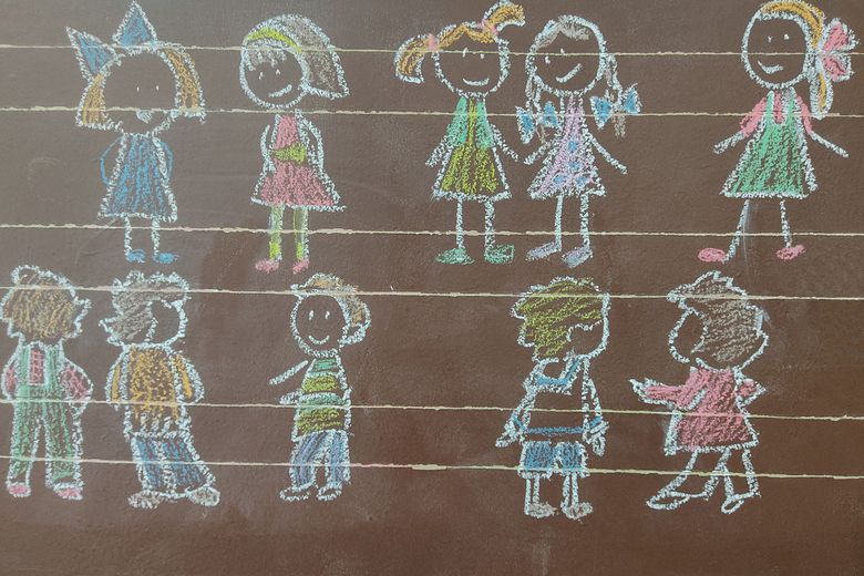 Childrens drawing on the blackboard. Back to school Kreidezeichnung von Kindern auf Wandtafel