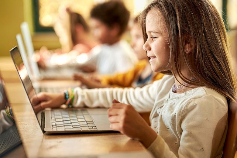 1406166967 Schulmädchen sitzt vor einem Computer.