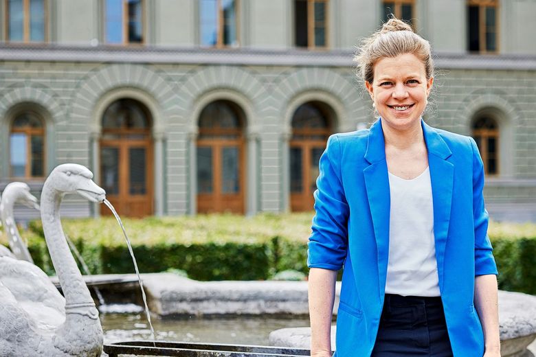 Nadine Masshardt steht beim Bundeshaus vor einem Brunnen. Nadine Masshardt steht beim Bundeshaus vor einem Brunnen.