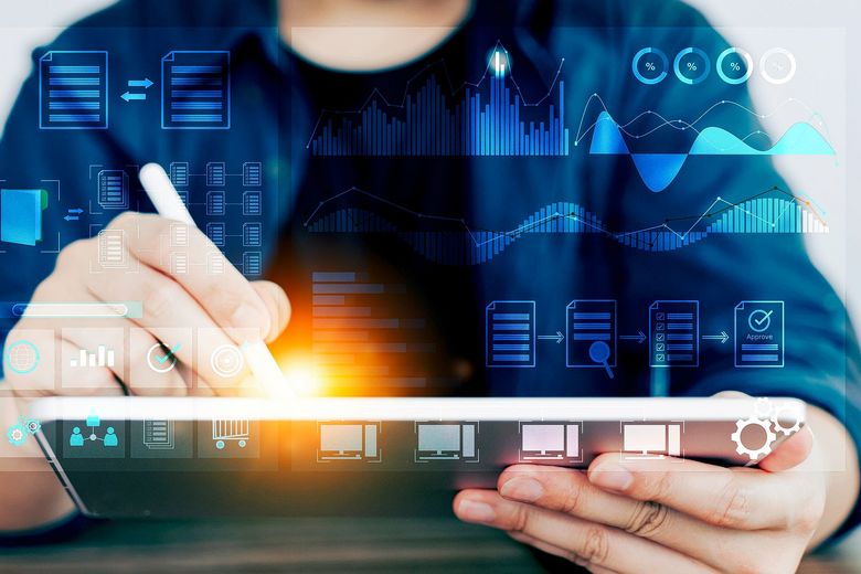 2159867854 Ein Stift berührt die digitale Arbeitsfläche eines Tablets.