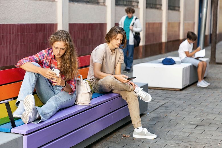 1356023372 Smartphones auf Pausenplätzen.