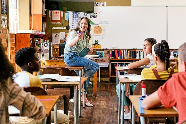 2172874650 Eine Lehrperson spricht vor einer Klasse.