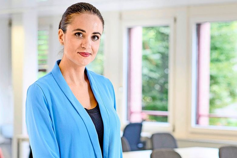 Stefanie Rietzler, Psychologin Dunkelhaarige Frau mit blauer Jacke.