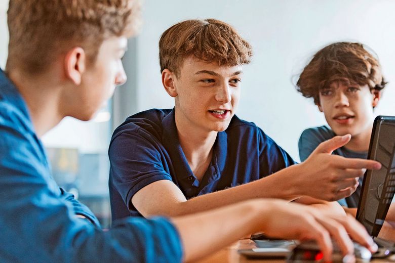 1648439911 High school student learing coding