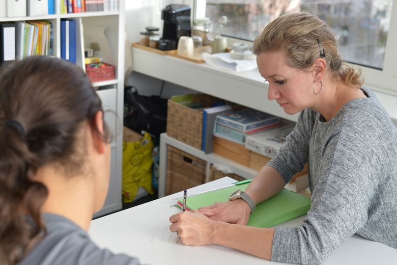 Berufswahl Damaris Diethelm ist mit einem Schüler ins Gespräch vertieft.