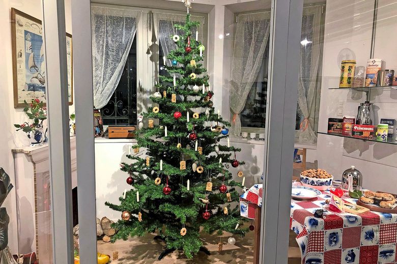 Weihnachten in den Niederlanden. Nachgestellte Szene eines niederländischen Wohnzimmers zu Weihnachten.