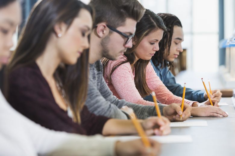 Group of teenagers taking a test Schülerinnen und Schüler schreiben eine Prüfung