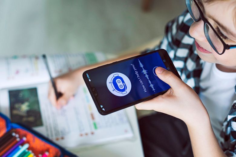 2031369263 Ein Kind hält ein Smartphone, auf dem das Bild eines Chatbots zu sehen ist.
