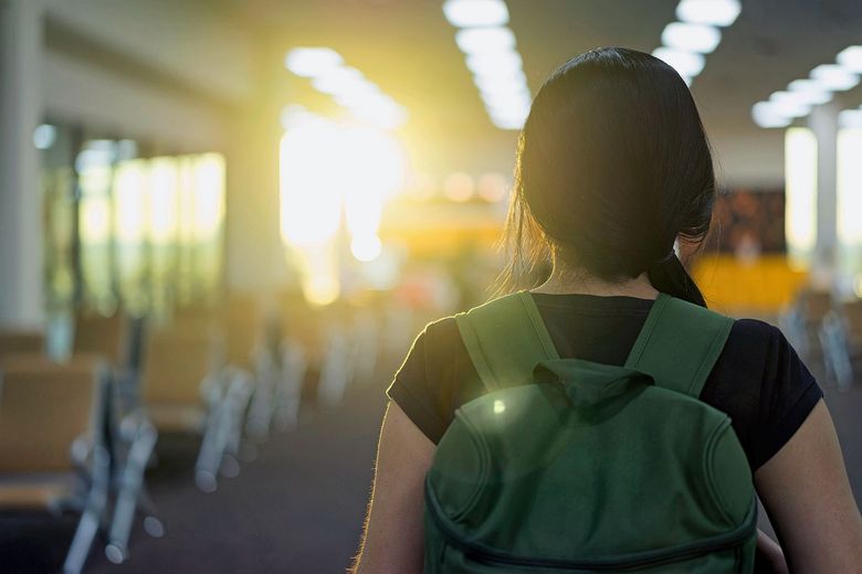 696124454 Schulmädchen mit Rucksack von hinten fotografiert.
