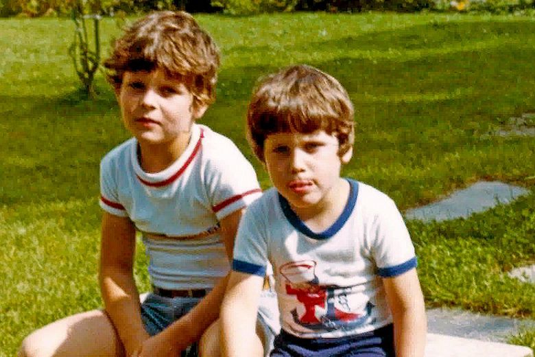 Zwei Buben auf einem Steinbänkli.