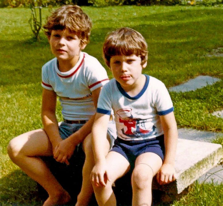 Zwei Buben auf einem Steinbänkli.