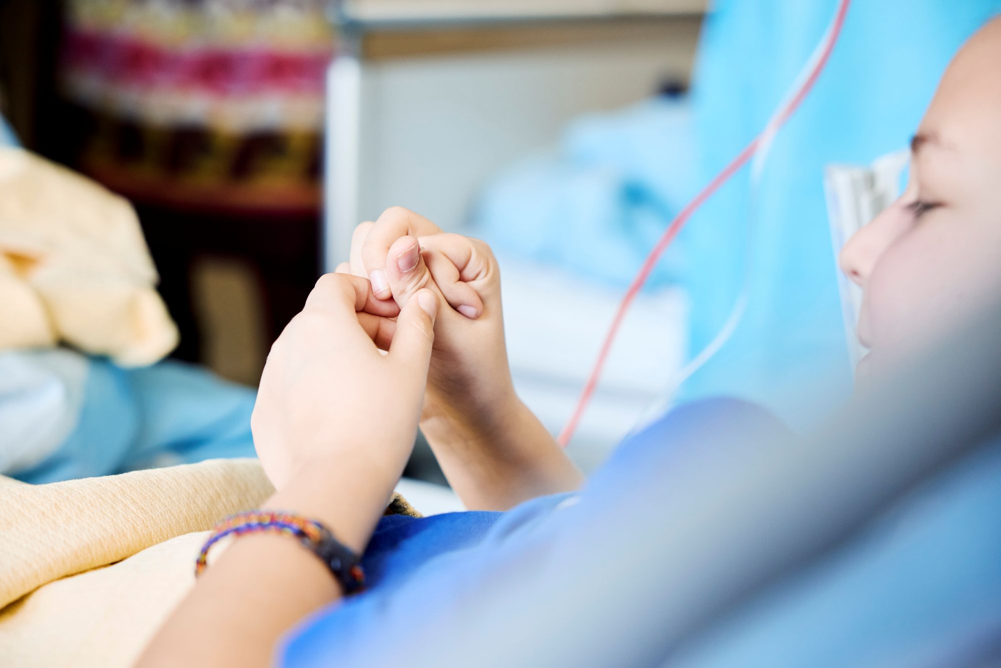 Ein elfjähriger Junge liegt in einem Spitalbett.