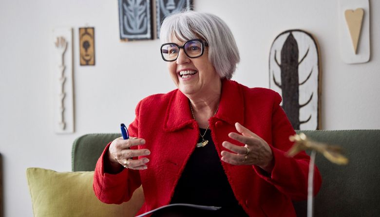 Elisabeth Baume-Schneider gestikuliert im Gespräch.