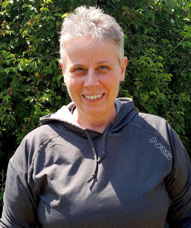 lächenlnde Frau in Hoodie-Pullover