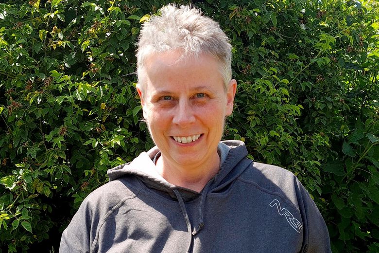 lächenlnde Frau in Hoodie-Pullover