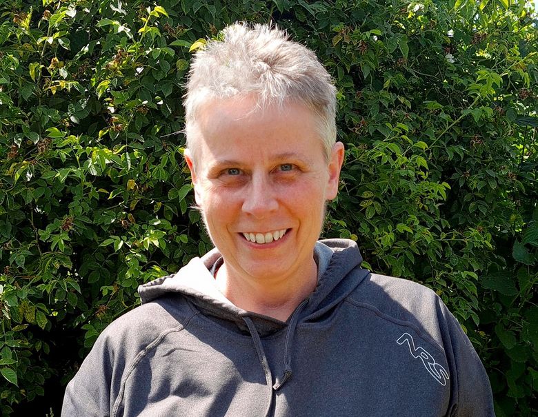 lächenlnde Frau in Hoodie-Pullover