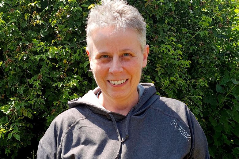 lächenlnde Frau in Hoodie-Pullover