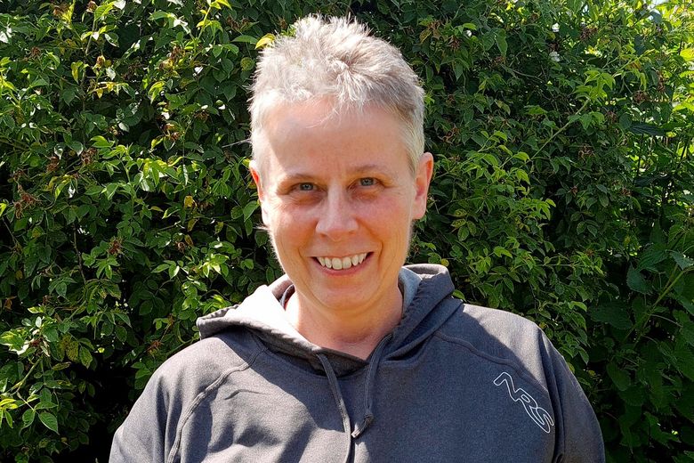 lächenlnde Frau in Hoodie-Pullover