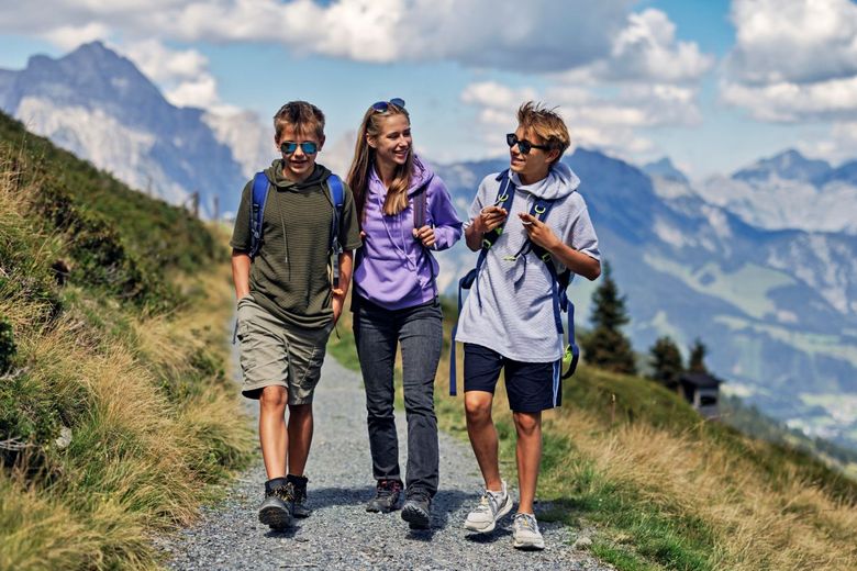 Jugendliche beim Wandern in den Bergen.