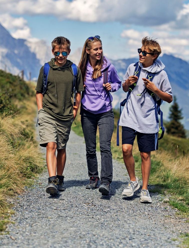 Jugendliche beim Wandern in den Bergen.
