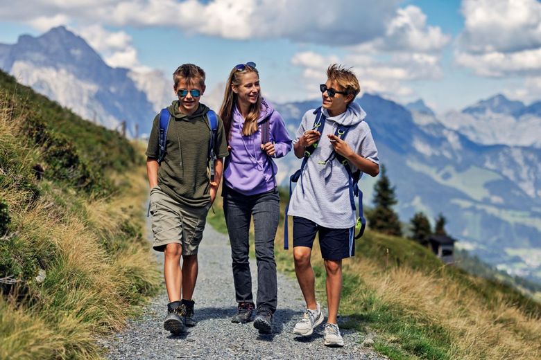 Jugendliche beim Wandern in den Bergen.