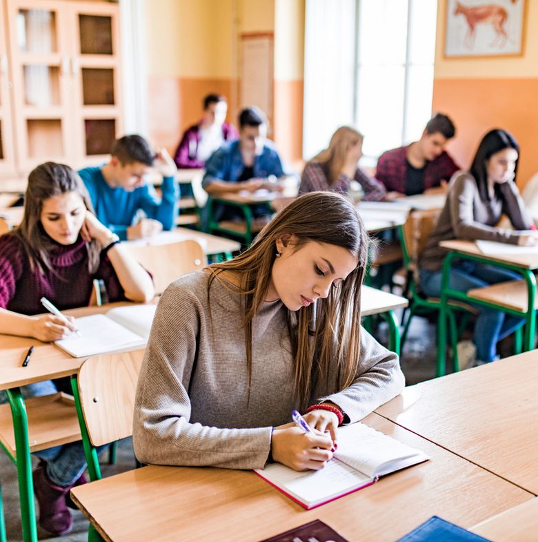 Klasse arbeitet selbstständig an einer Aufgabe.