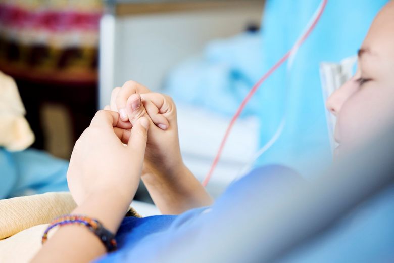 Ein elfjähriger Junge liegt in einem Spitalbett.