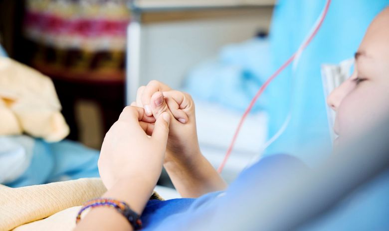 Ein elfjähriger Junge liegt in einem Spitalbett.