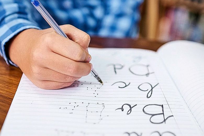 854540318 Kind lernt Schreiben