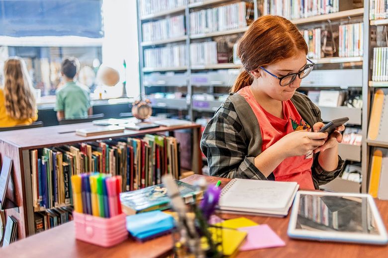 Mädchen in der Schulbibliotheke.