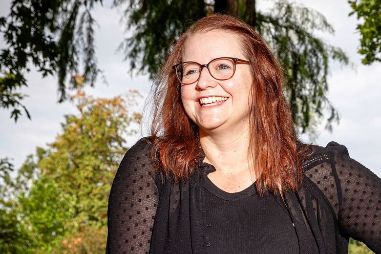Eine lachende Frau im Grünen.