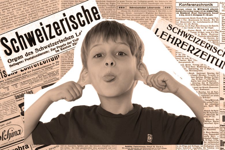 Ein vergilbtes Foto zeigt drei Kinder die auf einem Feldweg davonrennen.