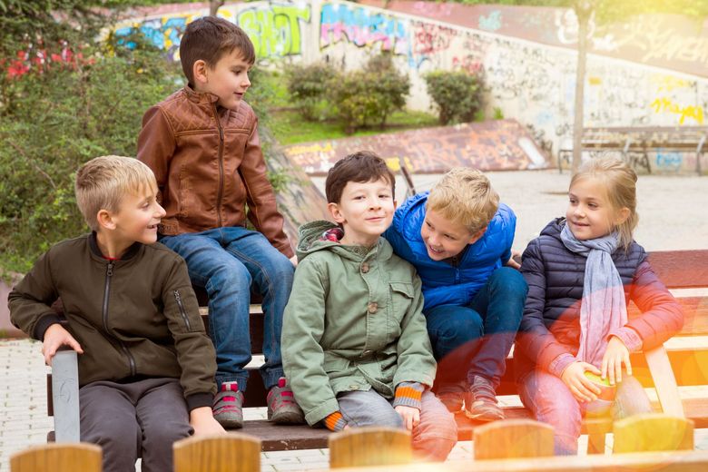 Kinder verbringen eine gemütliche Pause auf dem Pausenplatz.