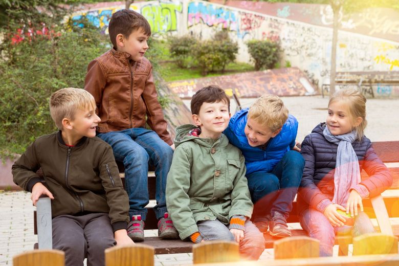 Kinder verbringen eine gemütliche Pause auf dem Pausenplatz.
