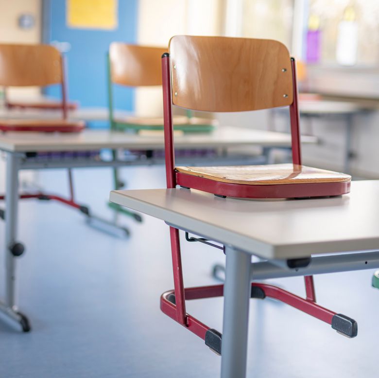 Ein aufgestuhltes Schulzimmer.