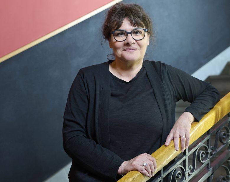 Ursula Bähler, Professorin für französische Literatur, lehnt an einem Treppengeländer.