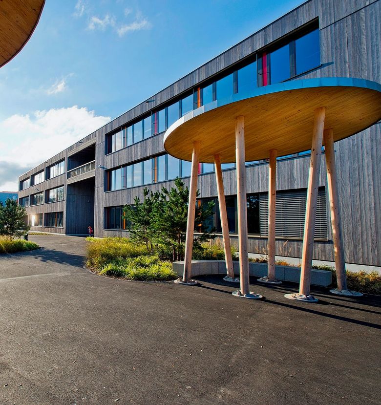 Ein modernes Schulhaus mit Vorplatz.
