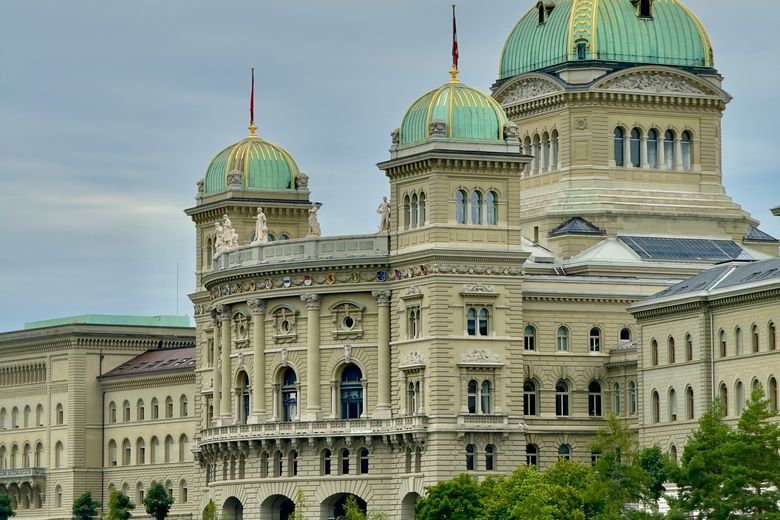 Das Bundeshaus vor einer dunklen Wolke.